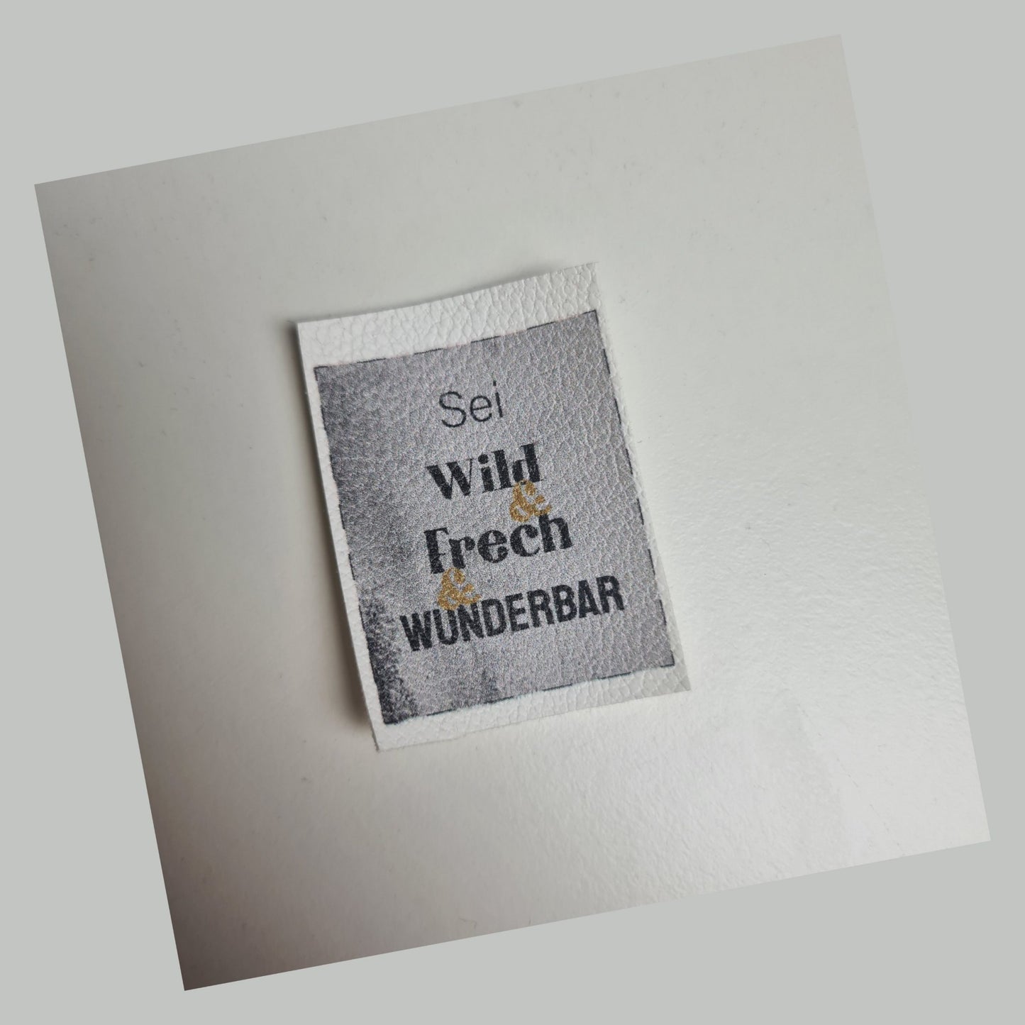 Kunstlederlabel -Wild&Frech&Wunderbar Grau