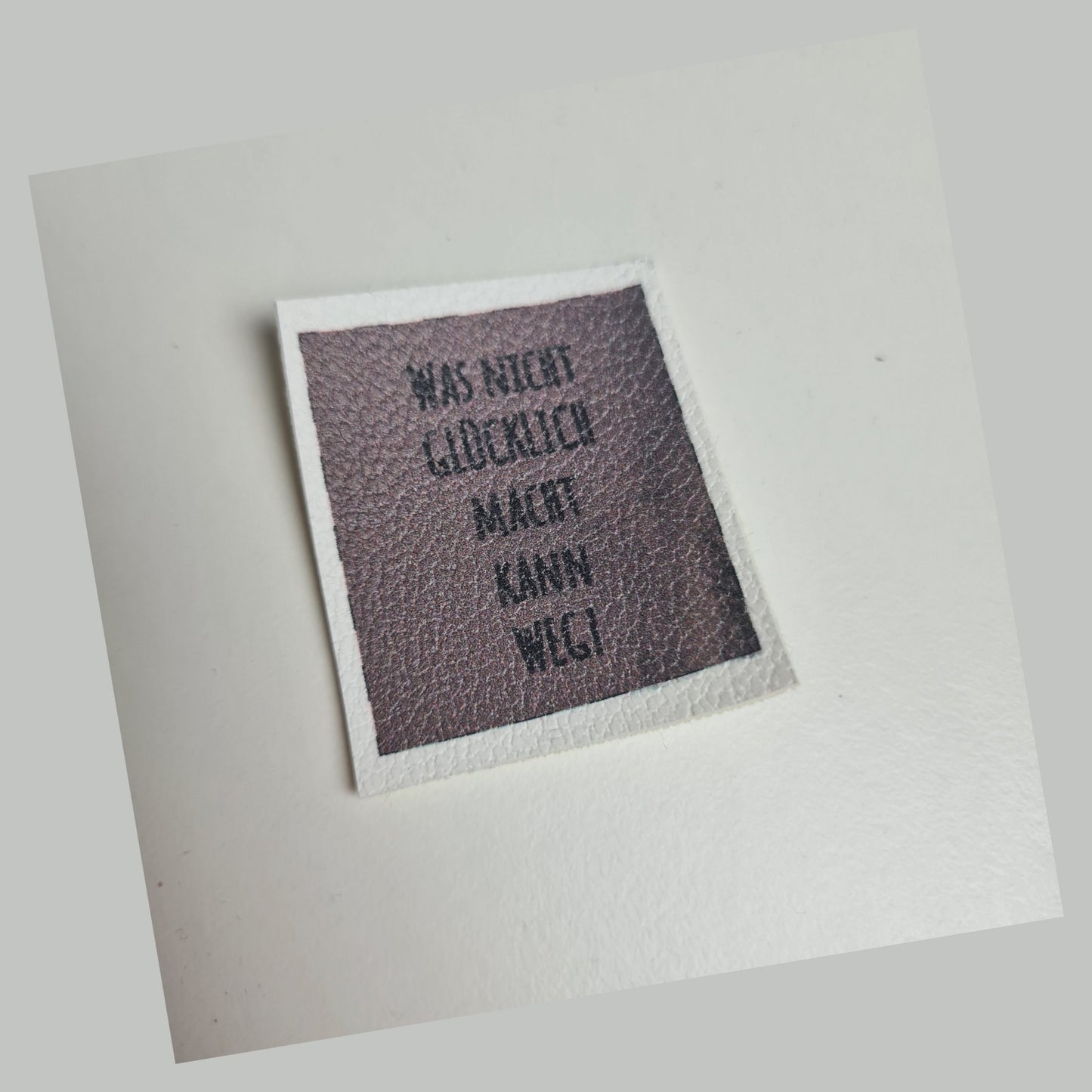 Kunstlederlabel - Was nicht glücklich macht... Braun
