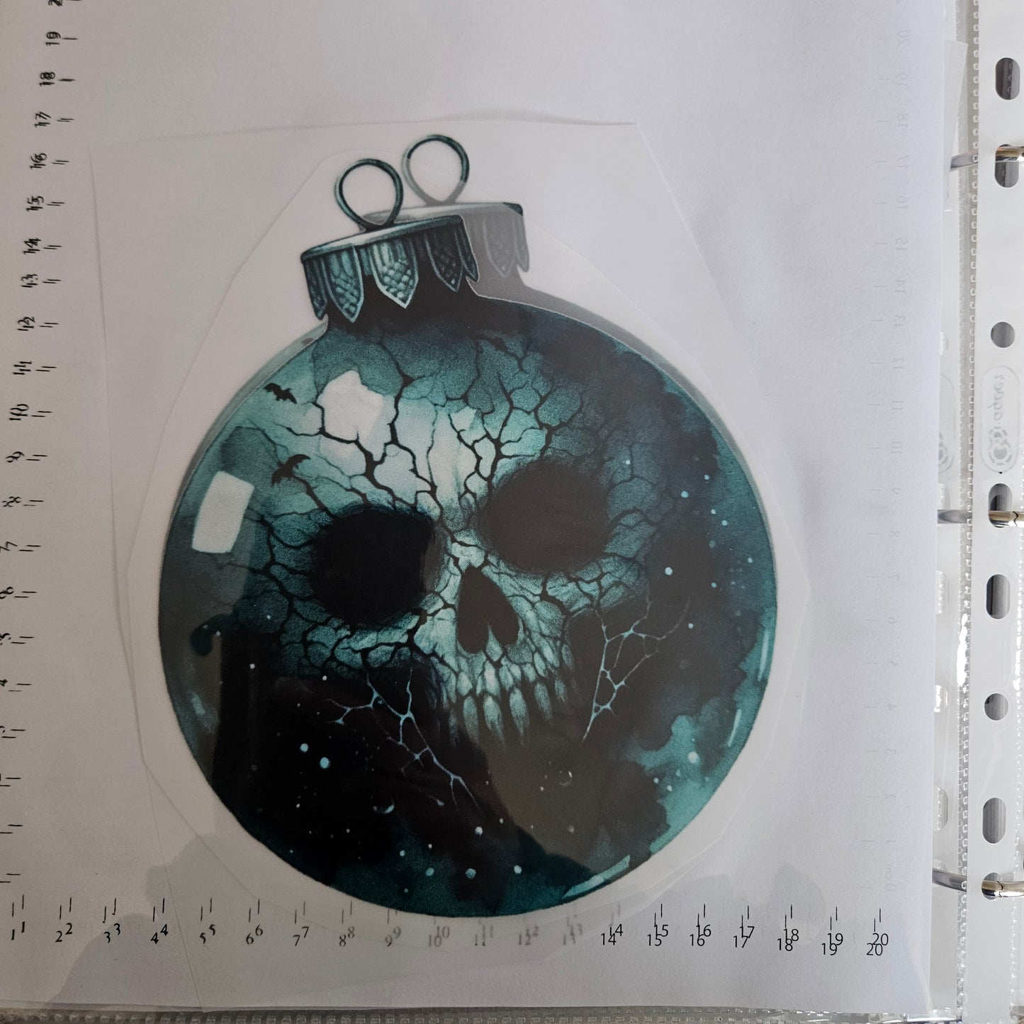 Bügelbild - ca. 20cm - Weihnachtskugel Totenkopf