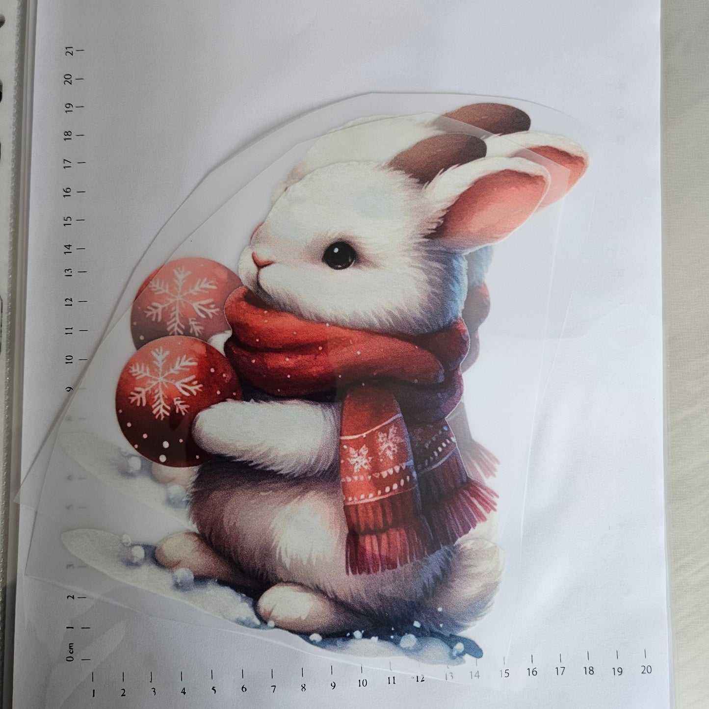 Bügelbild - ca. 15cm - Hase mit Weihnachtskugel
