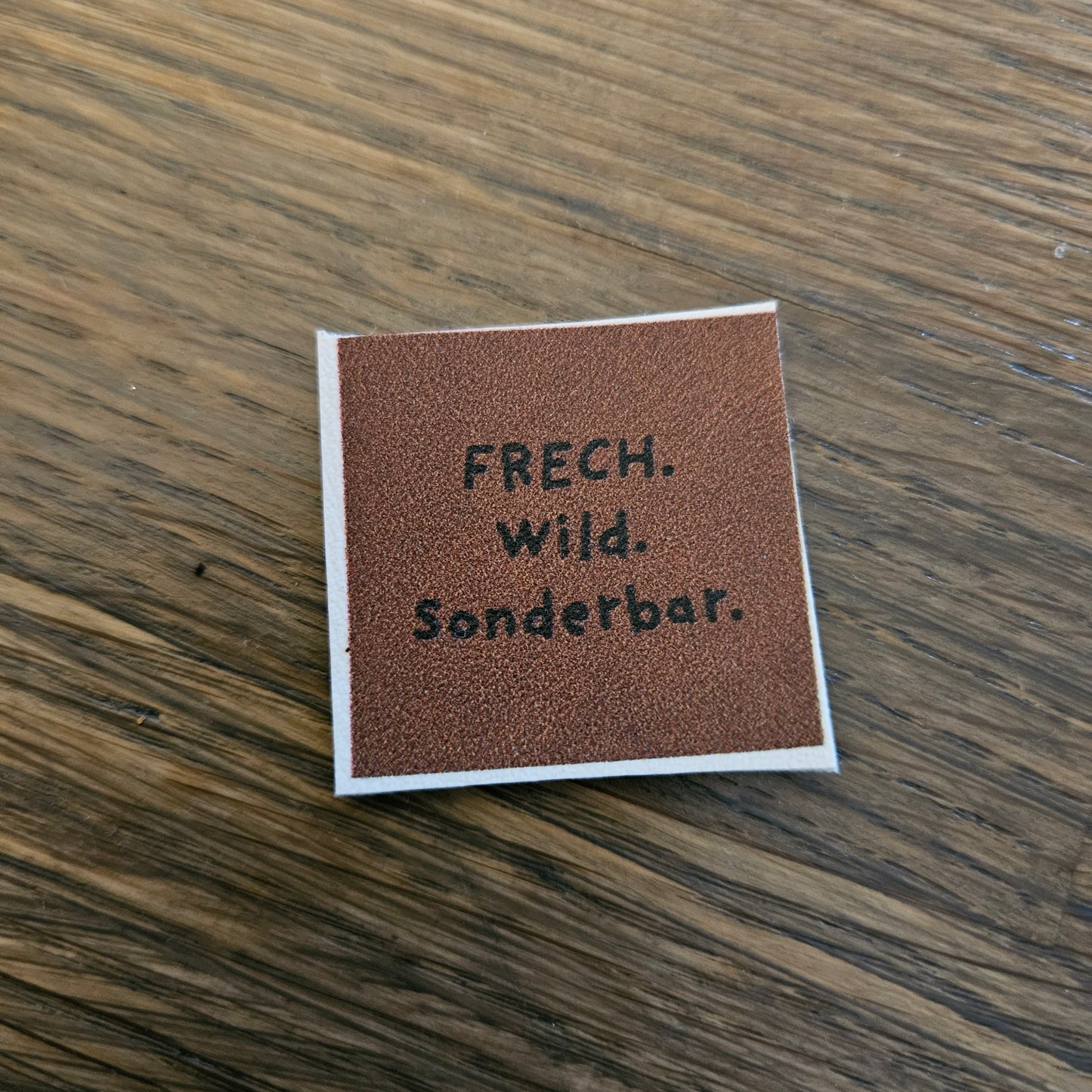 Kunstlederlabel - Frech.Wild.Sonderbar Braun