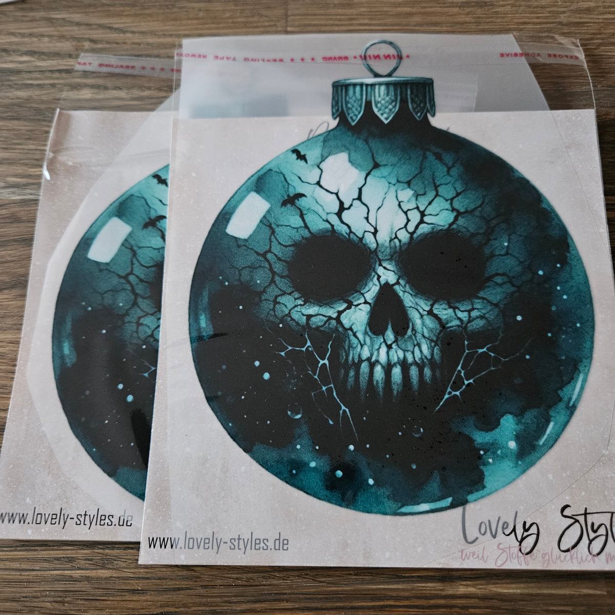 Bügelbild - Weihnachtskugel Totenkopf ca. 15cm