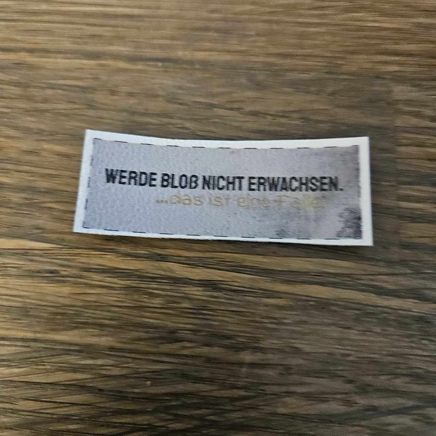 Kunstlederlabel - werde bloß nicht erwachsen - Grau