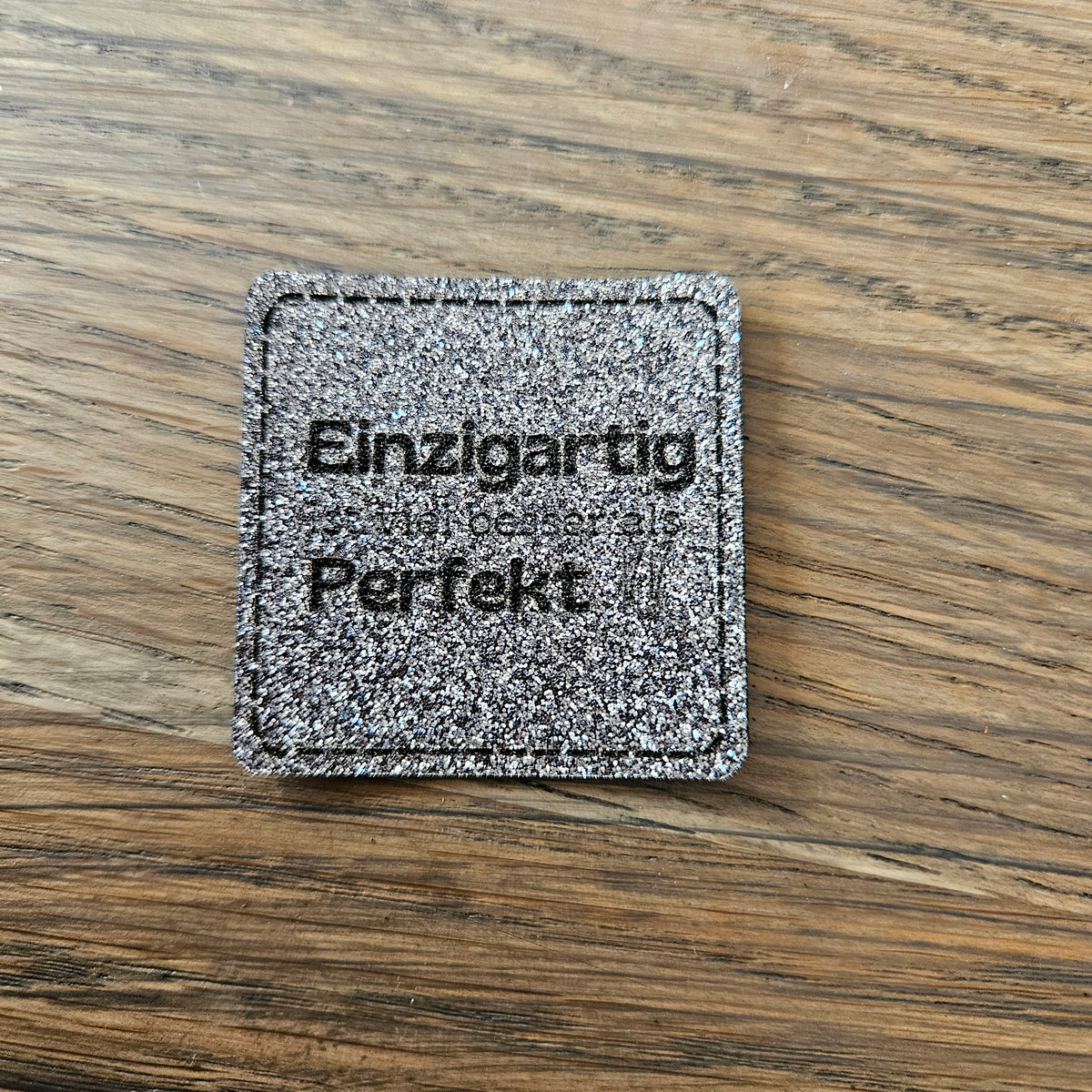 Patch - 4x4cm - Glitzer - Einzigartig ist viel besser... Grau