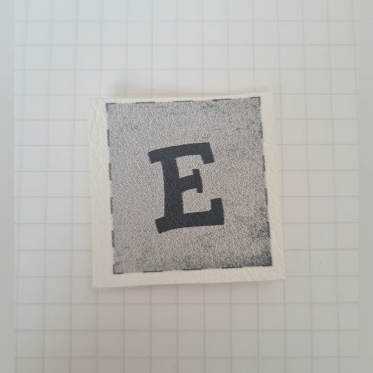 Auktion - 3x Kunstlederlabel - Buchstaben "E"