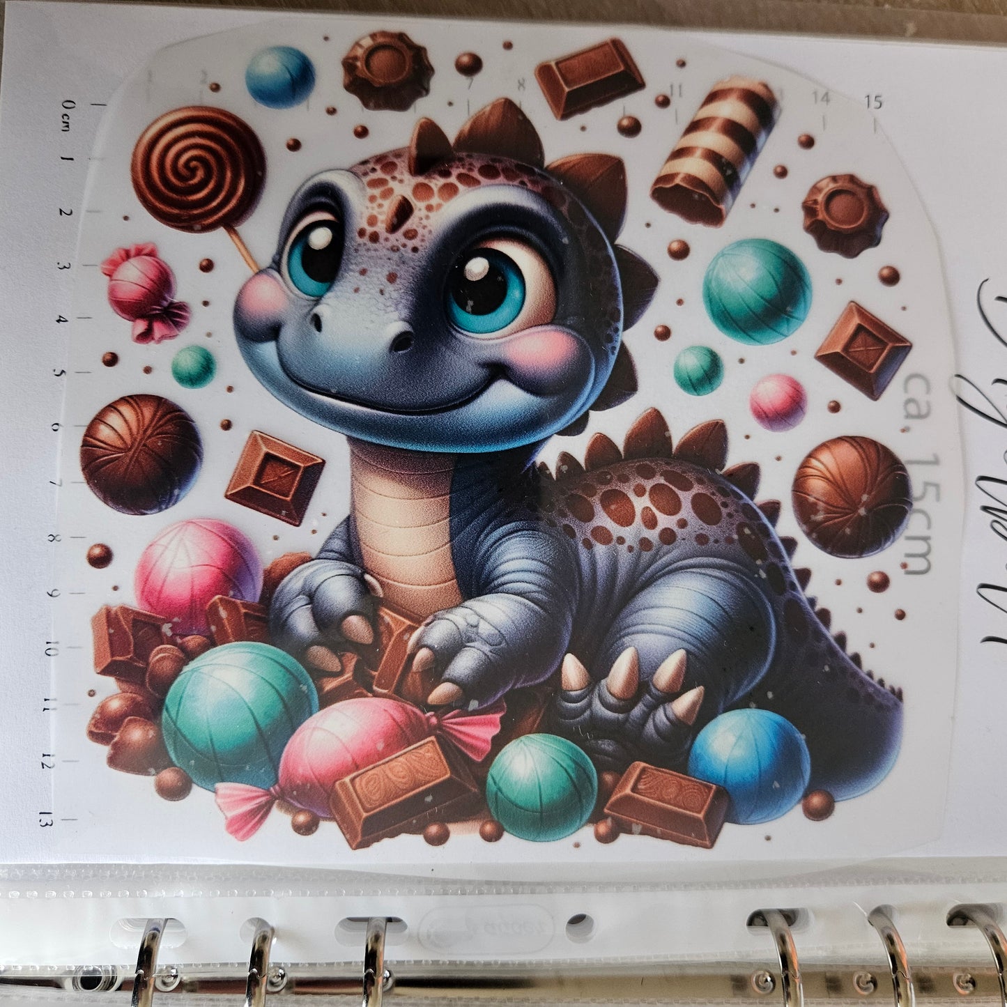 Bügelbild - ca. 15cm - Dino mit Schokolade