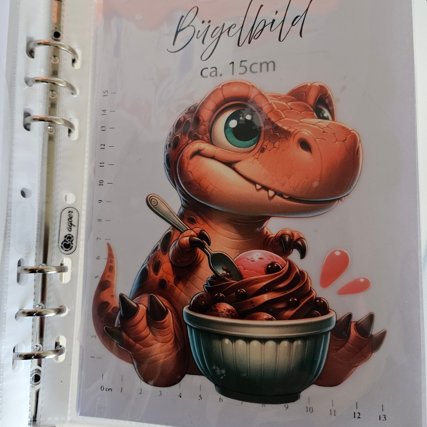 Bügelbild - ca. 15cm - Dino beim backen