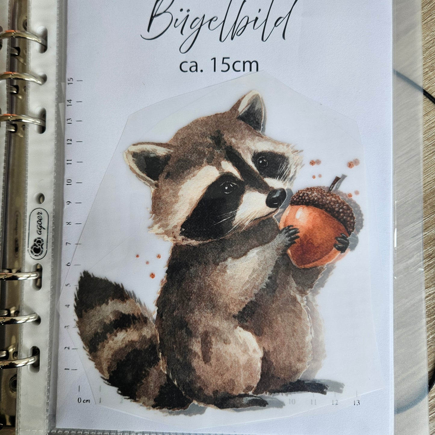 Bügelbild - ca. 15cm - Süßer Waschbär mit Eichel