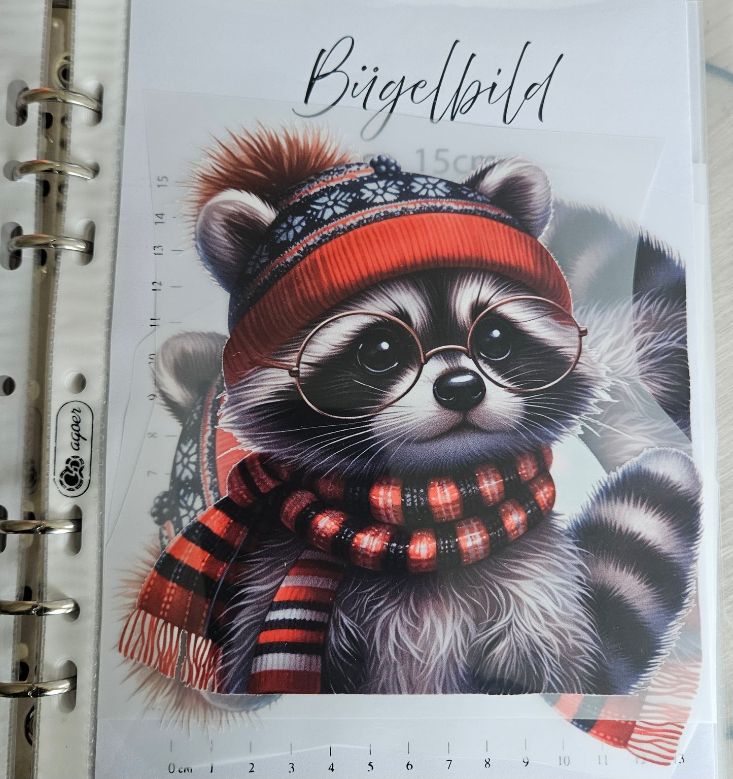 Bügelbild - ca. 15cm - Winterwaschbär mit Brille