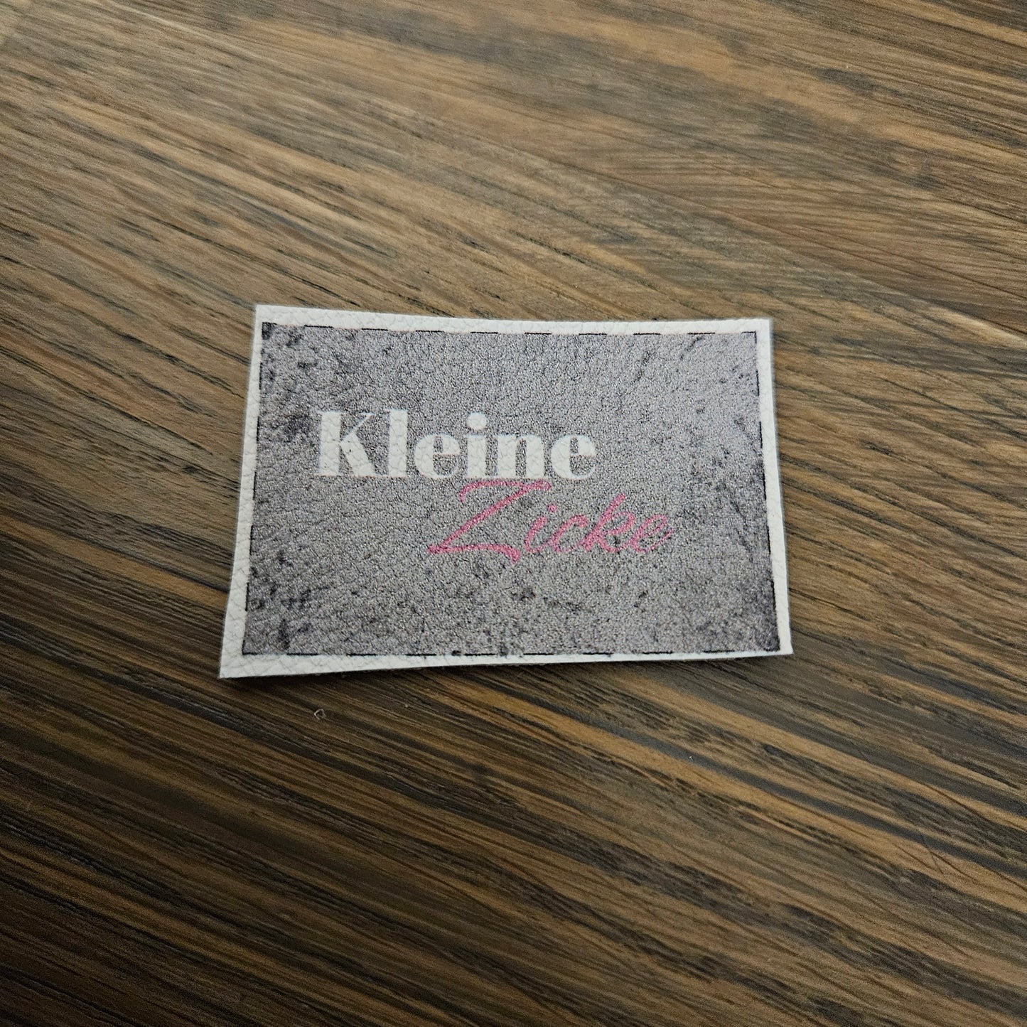 Kunstlederlabel - Kleine Zicke grau
