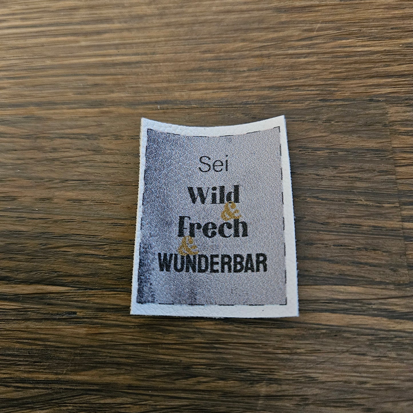 Kunstlederlabel -Wild&Frech&Wunderbar Grau