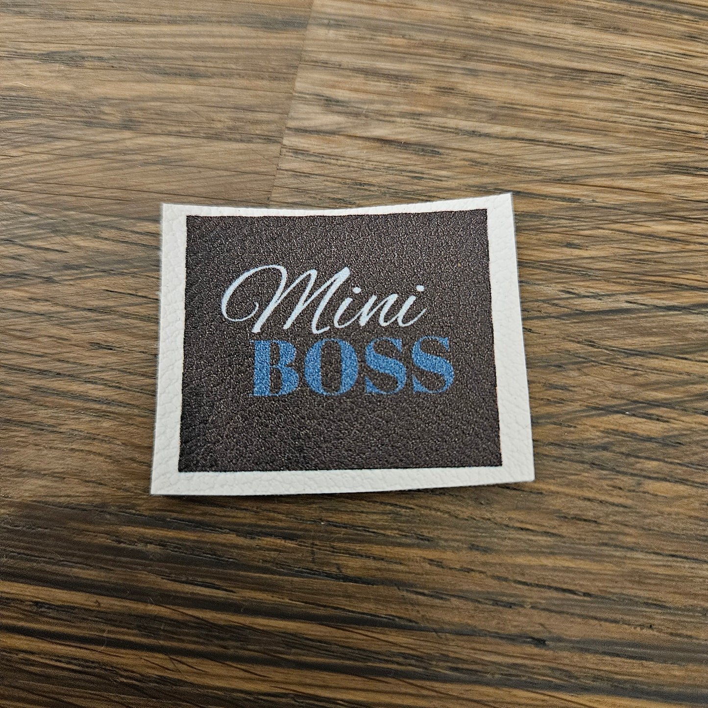 Kunstlederlabel - Mini Boss Dunkelbraun 3x3,6cm