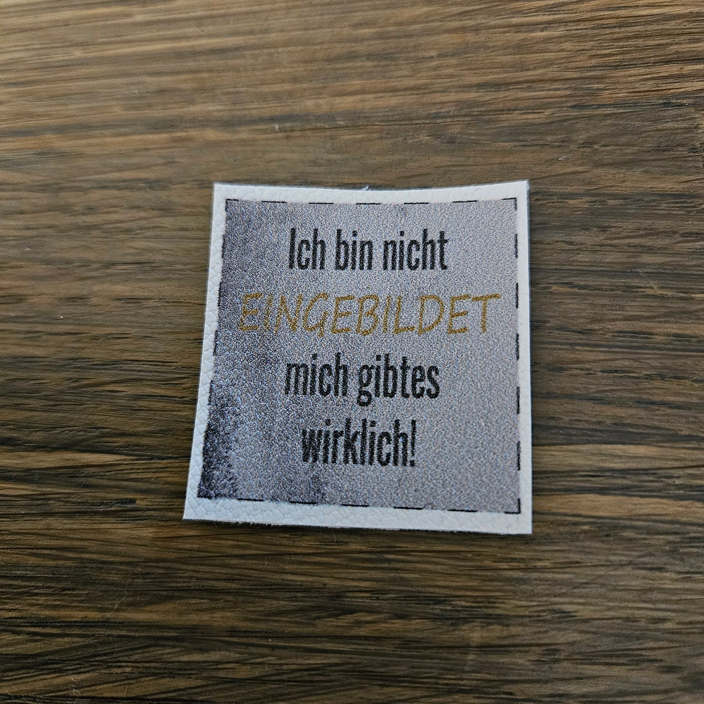 Kunstlederlabel - nicht eingebildet Grau