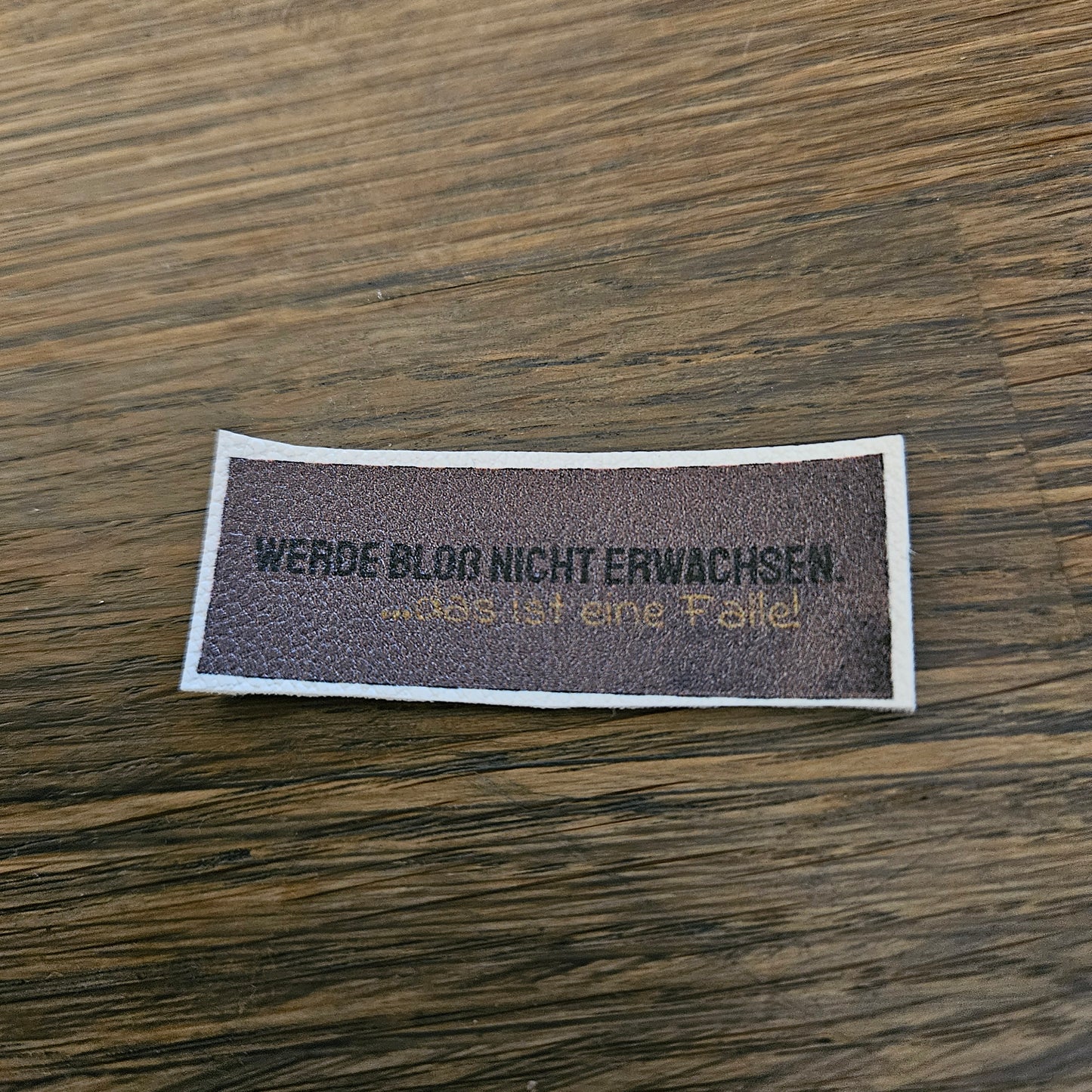 Kunstlederlabel - werde bloß nicht erwachsen - Braun