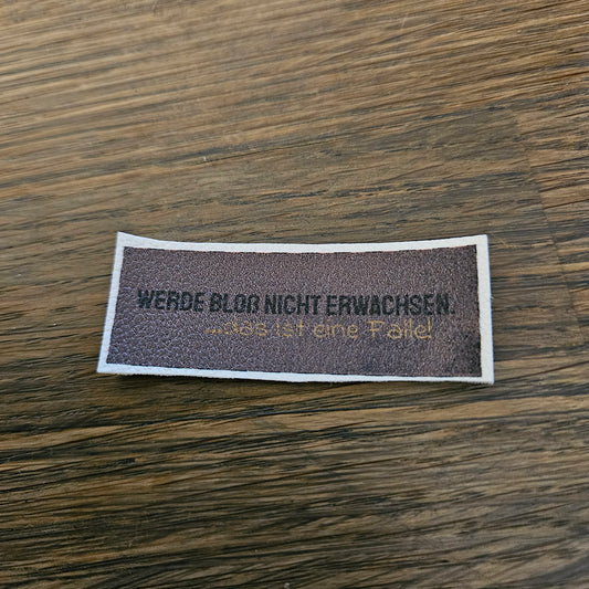 Kunstlederlabel - werde bloß nicht erwachsen - Braun