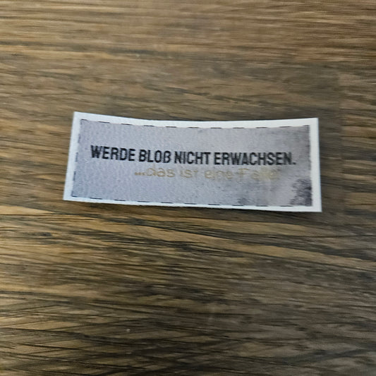 Kunstlederlabel - werde bloß nicht erwachsen - Grau