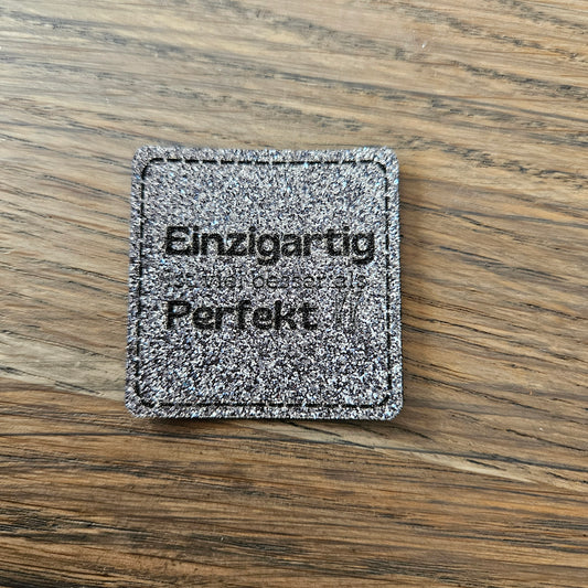 Patch - 4x4cm - Glitzer - Einzigartig ist viel besser... Grau
