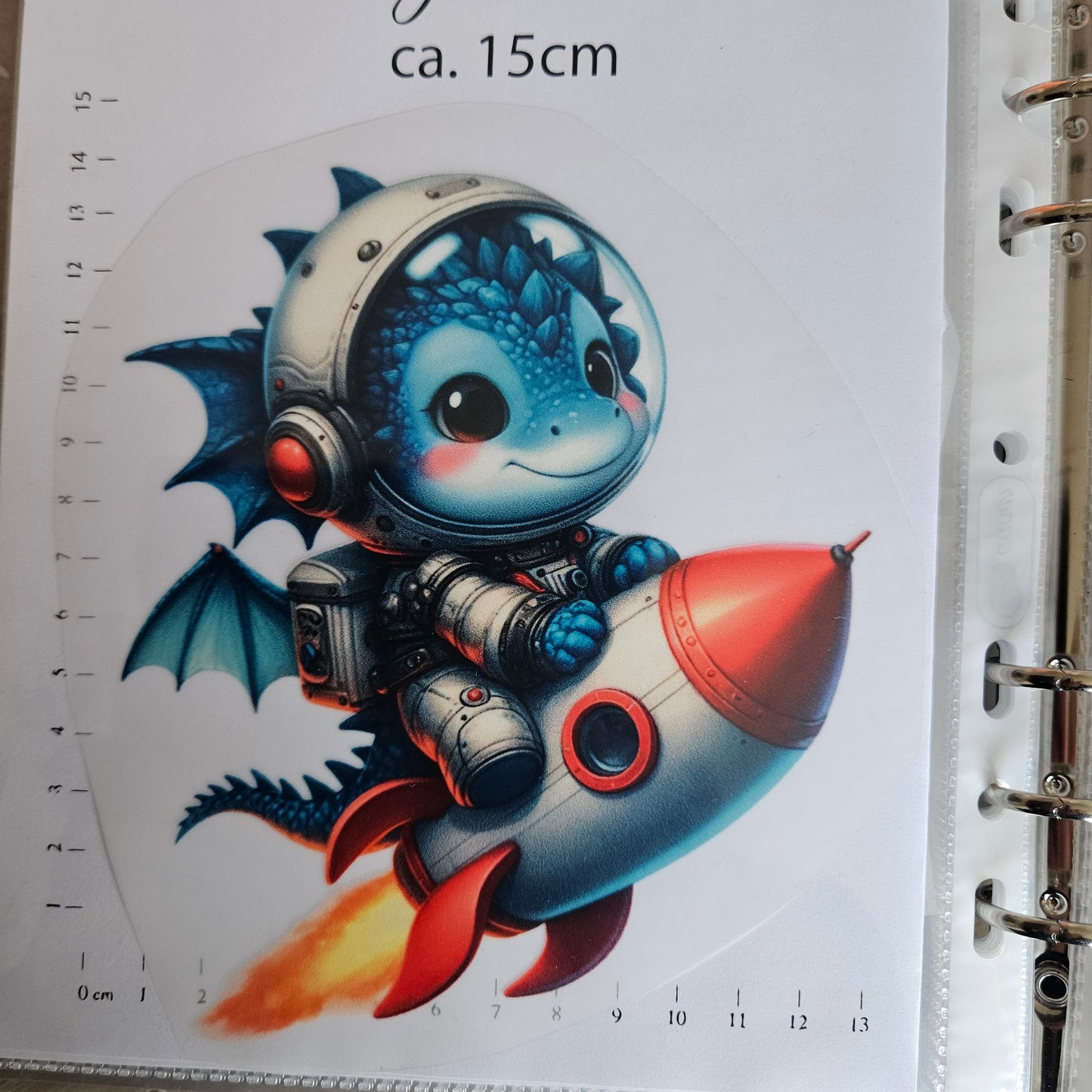 Bügelbild - ca. 15cm - Drache mit Rakete